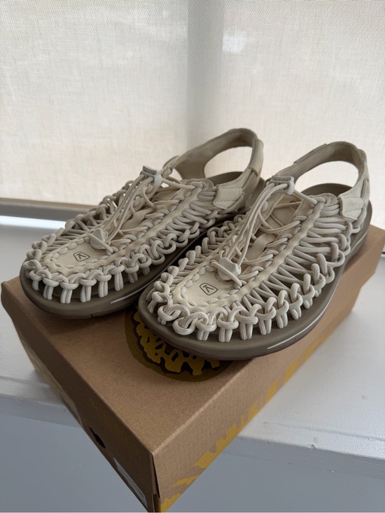 Keen Shoes - KEEN Uneek Sandals Women’s 8 White Cap Cornstalk Colour EUC Worn Twice